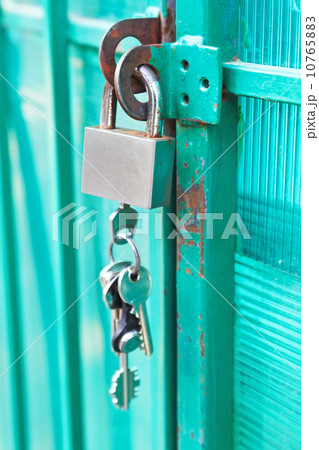 padlock with bunch of keys 10765883