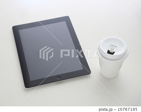 コーヒーとタブレットの画像（休憩イメージ） 10767195