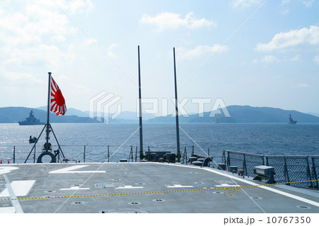 イージス艦あしがら船尾日章旗と海上自衛隊の艦船たち イージス艦あしがら船尾日章旗と海上自衛隊の艦船たち 10767350