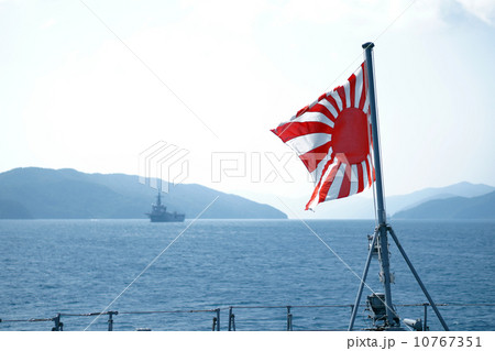 イージス艦あしがら船尾日章旗と海上自衛隊の艦船 10767351