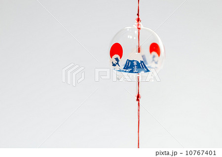 富士山柄のガラスの風鈴 10767401