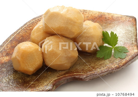 里芋の煮物　和食　白背景 10768494
