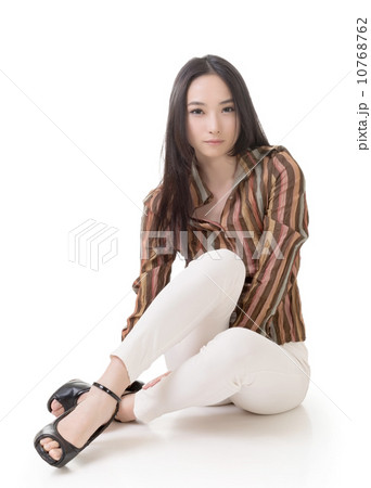 sexy Asian beauty sitting on ground sexy Asian beauty sitting on ground 10768762