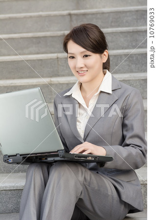 Happy smiling business woman using laptop 10769033