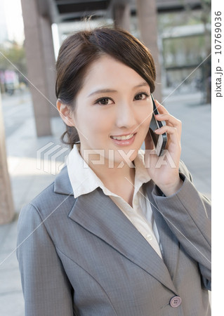 Asian business woman talking on smart phone 10769036
