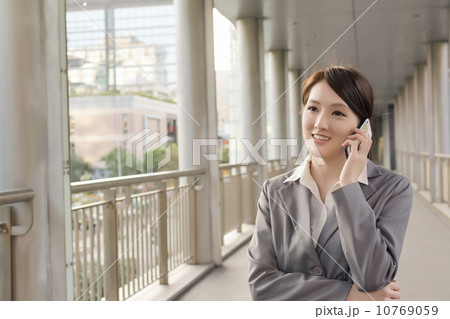 Asian business woman talking on smartphone with copyspace Asian business woman talking on smartphone with copyspace 10769059