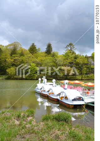 湖畔のボート 10770153