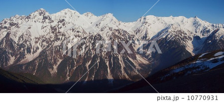 春の穂高連峰と槍ヶ岳 10770931