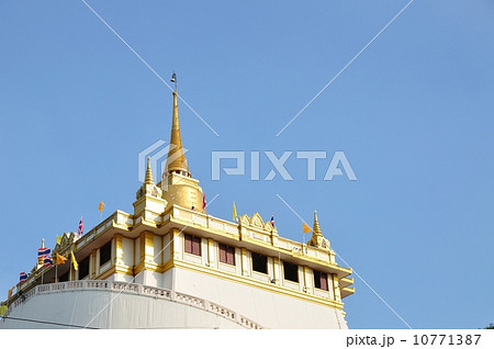 Golden mount of Wat Sakret Temple with blue sky 10771387