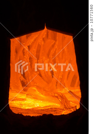 紀州備長炭の炭焼き 10771560