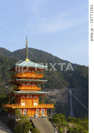 青岸渡寺と那智の滝 10771562