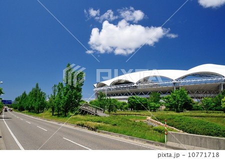 ビッグスワンと雲と道路 10771718