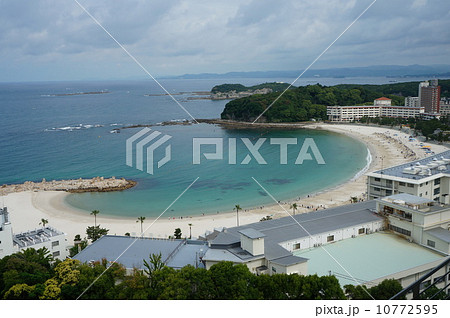 南紀白浜にある美しい白砂の白良浜 南紀白浜にある美しい白砂の白良浜 10772595