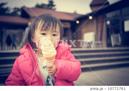 ソフトクリームを食べる幼児 ソフトクリームを食べる幼児 10772761