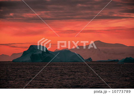 氷山の夕景 10773789