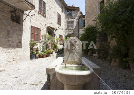 南仏観光名所 サン・ポール・ド・ヴァンス Saint Paul de Vence 村の広場の水飲み場 南仏観光名所 サン・ポール・ド・ヴァンス Saint Paul de Vence 村の広場の水飲み場 10774532