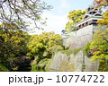 見上げる熊本城 10774722