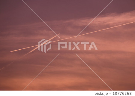 夕焼け空に飛行機雲 夕焼け空に飛行機雲 10776268