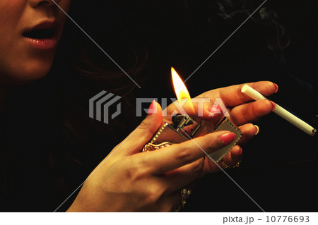 女性とタバコの写真素材