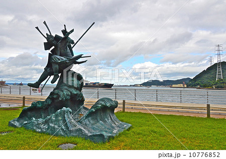 「義経 八艘跳び」の像(みもすそ川公園/山口県下関市みもすそ川町) 「義経 八艘跳び」の像(みもすそ川公園/山口県下関市みもすそ川町) 10776852