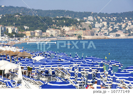 南フランス ニース海岸（青い海とパラソル）Nice 10777149