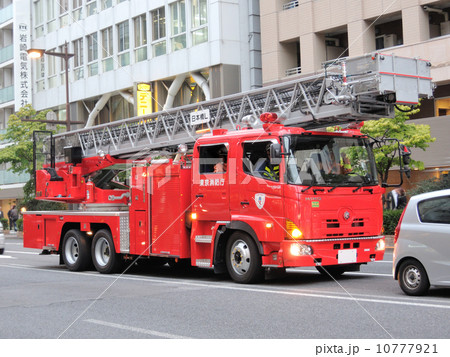 消防車（はしご車）走行シーン 10777921