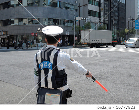 交通整理をする警官 10777923