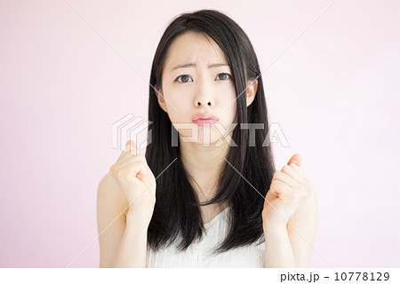 怒る女性 10778129
