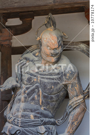 法隆寺中門の金剛力士像 10778174