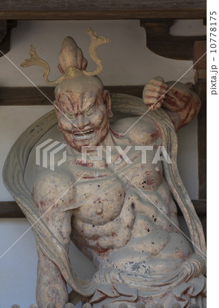 法隆寺中門の金剛力士像 10778175