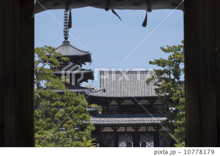 法隆寺南大門からの五重塔と中門 法隆寺南大門からの五重塔と中門 10778179