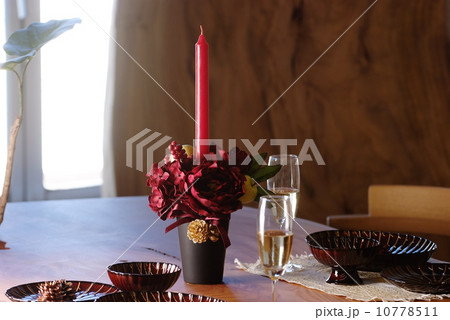 窓辺とテーブル 10778511