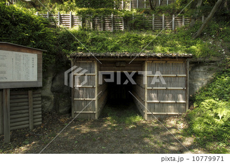 南崖の洞窟　：偕楽園に現存する謎の洞窟。江戸時代に水戸藩が｢神崎岩｣を笠原水道の岩桶などに使うために採掘した跡と言われています｡また、水戸城まで通じた｢抜け道｣との説もありますが確認されておりません。 10779971