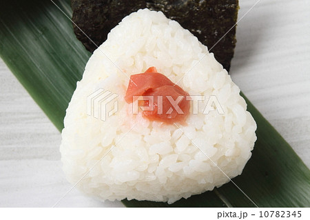 三角オニギリ 梅 三角オニギリ 梅 10782345