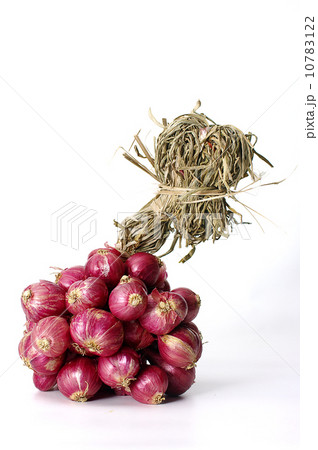 Shallots isolated 10783122