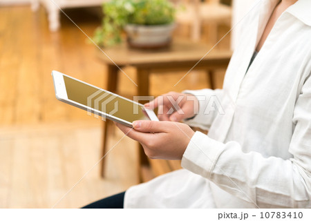 タブレットを持つ女性 タブレットを持つ女性 10783410
