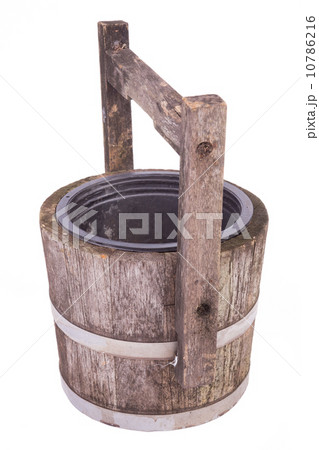 empty wooden bucket 10786216