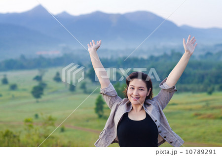 Pretty woman with opened arms expressing freedom Pretty woman with opened arms expressing freedom 10789291