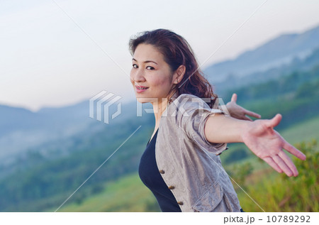 Pretty woman with opened arms expressing freedom Pretty woman with opened arms expressing freedom 10789292