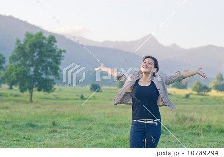 Pretty woman with opened arms expressing freedom 10789294