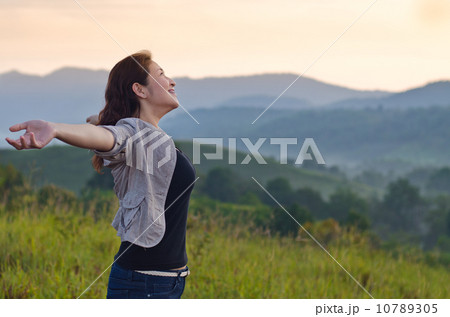 Pretty woman with opened arms expressing freedom Pretty woman with opened arms expressing freedom 10789305