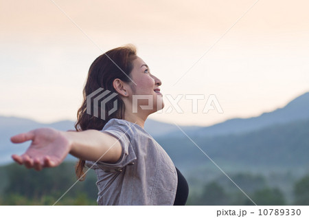 Pretty woman with opened arms expressing freedom 10789330