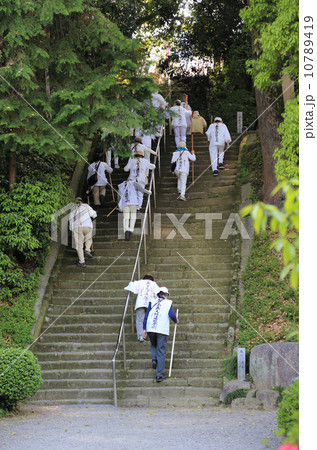 四国霊場第67番札所「大興寺」石段を上るお遍路さん 四国霊場第67番札所「大興寺」石段を上るお遍路さん 10789419
