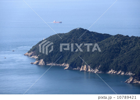 いろは丸沈没海域を沖合に望む三豊市荘内半島の先端「三崎」と三崎灯台、三崎神社 10789421