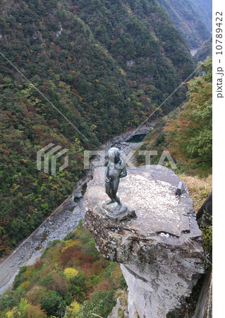 徳島県三好市祖谷渓の断崖上に立つ祖谷の小便小僧像の写真素材