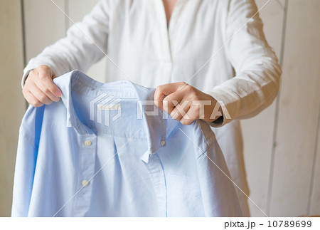 シャツを持つ女性 10789699