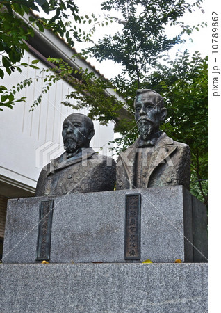 「伊藤博文(左)」と「睦奥宗光(右)」の胸像（料亭 春帆楼／山口県下関市阿弥陀寺町） 10789862
