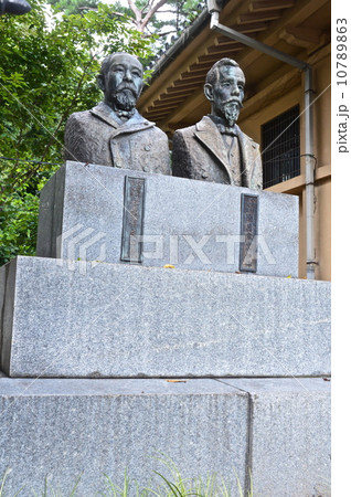 「伊藤博文(左)」と「睦奥宗光(右)」の胸像（料亭 春帆楼／山口県下関市阿弥陀寺町） 10789863