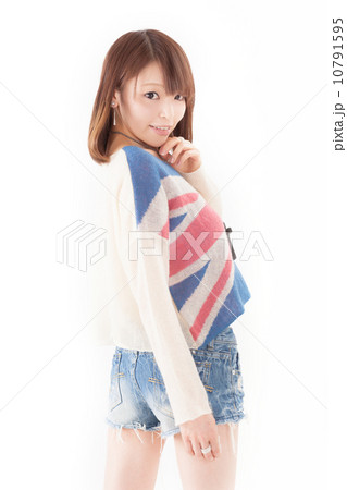 デニムのショートパンツにサマーセーターを着た可愛らしい日本の女の子 10791595