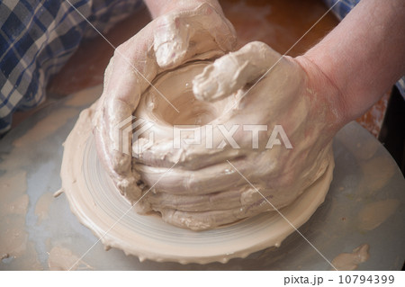 Hands of a potter 10794399